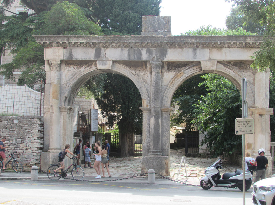 The Twin Gates of Pula景点图片