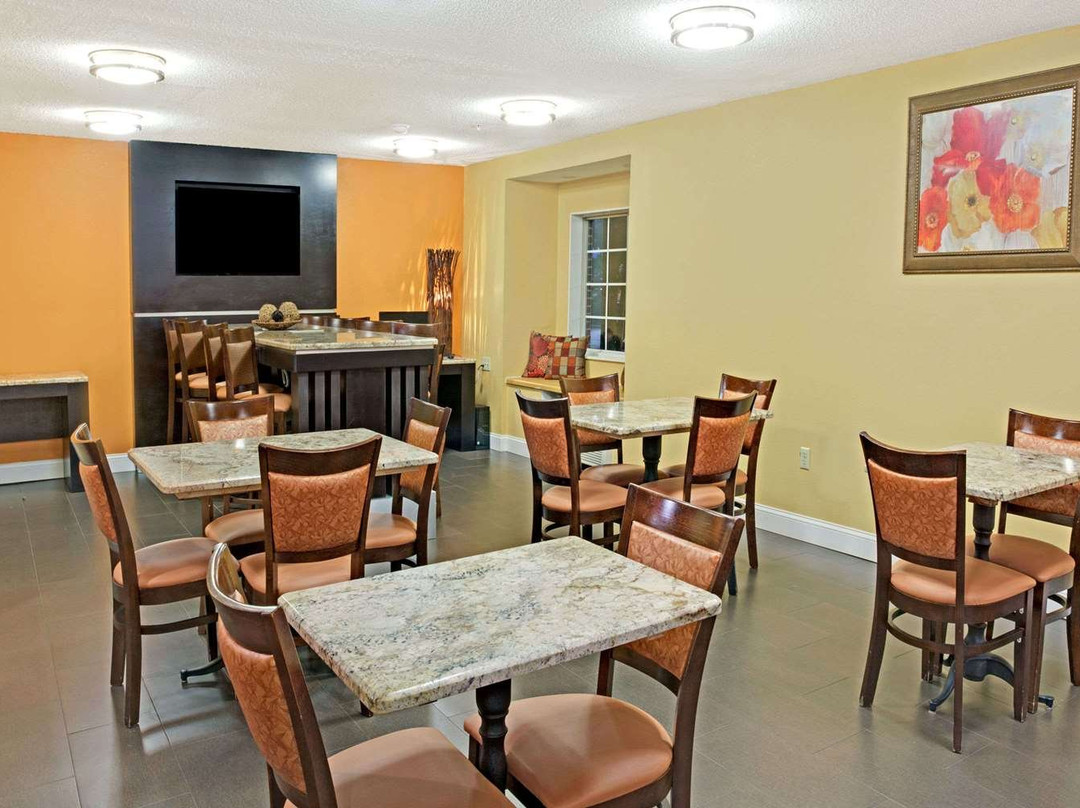 夏洛特-大学广场麦客达套房酒店主图