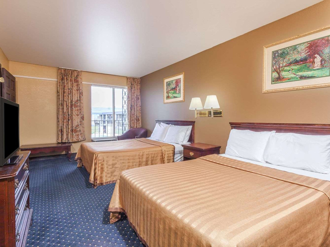 Travelodge by Wyndham Seymour主图