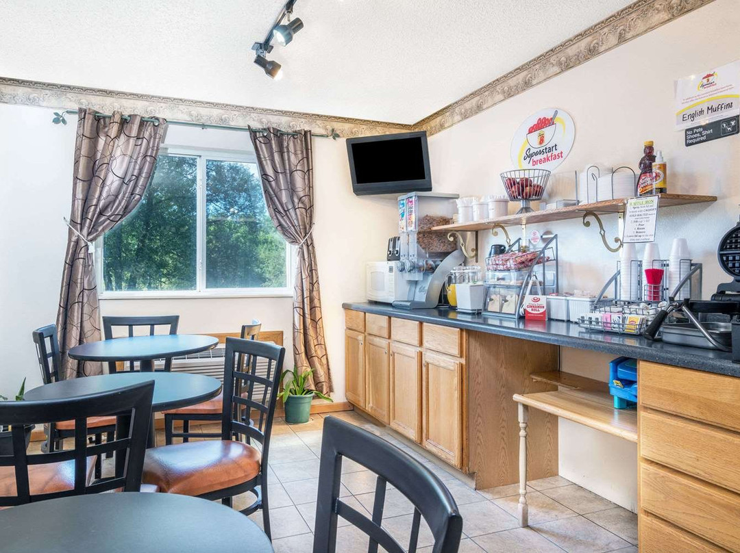 Super 8 by Wyndham Phillips主图