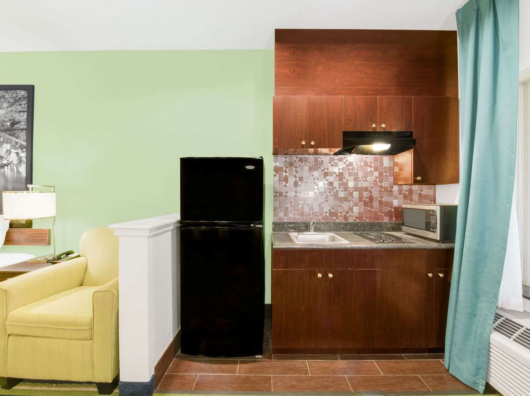 Super 8 by Wyndham Cotulla TX主图