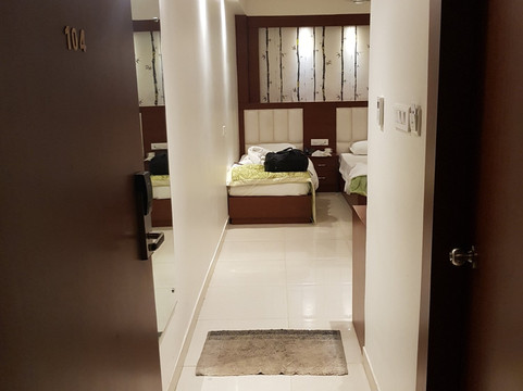 菠罗奈斯酒店主图