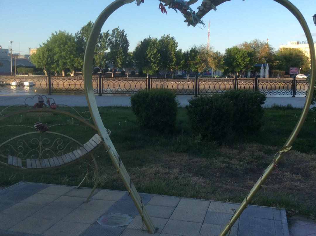 Sculpture Lovebirds Bench-阿斯特拉罕必去景点