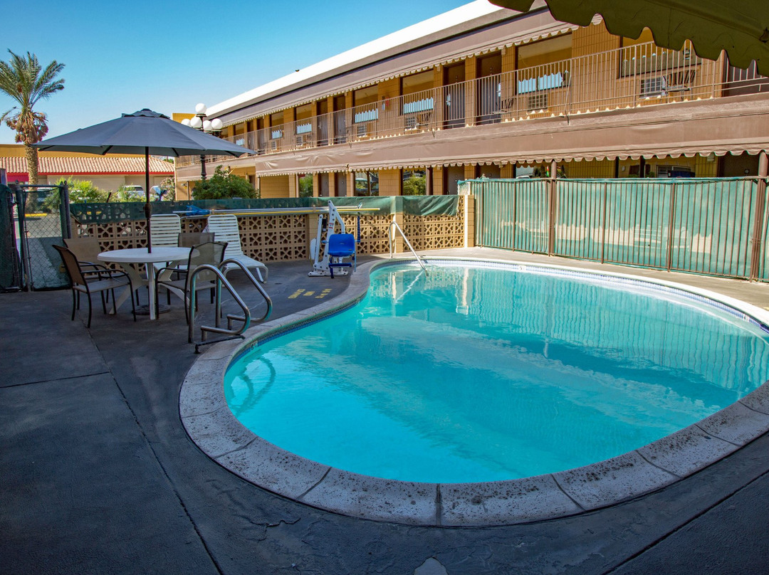 Townhouse Inn & Suites主图