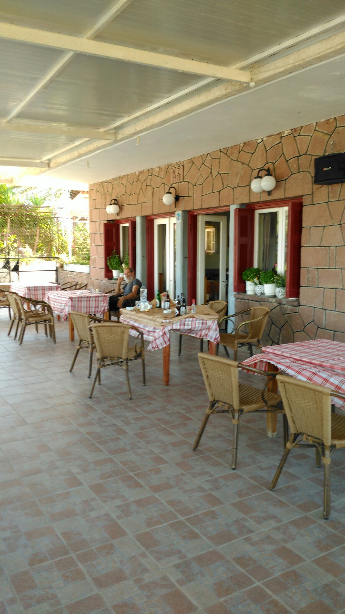 Aigeiros Hotel-官方