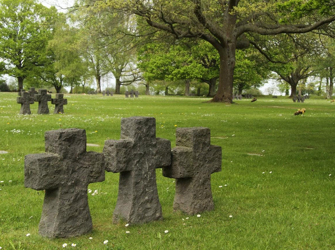 German War Cemetery Marigny景点图片