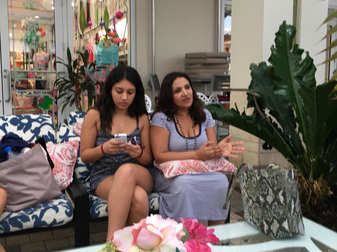 West Indies Wine Company-Camana Bay必去景点