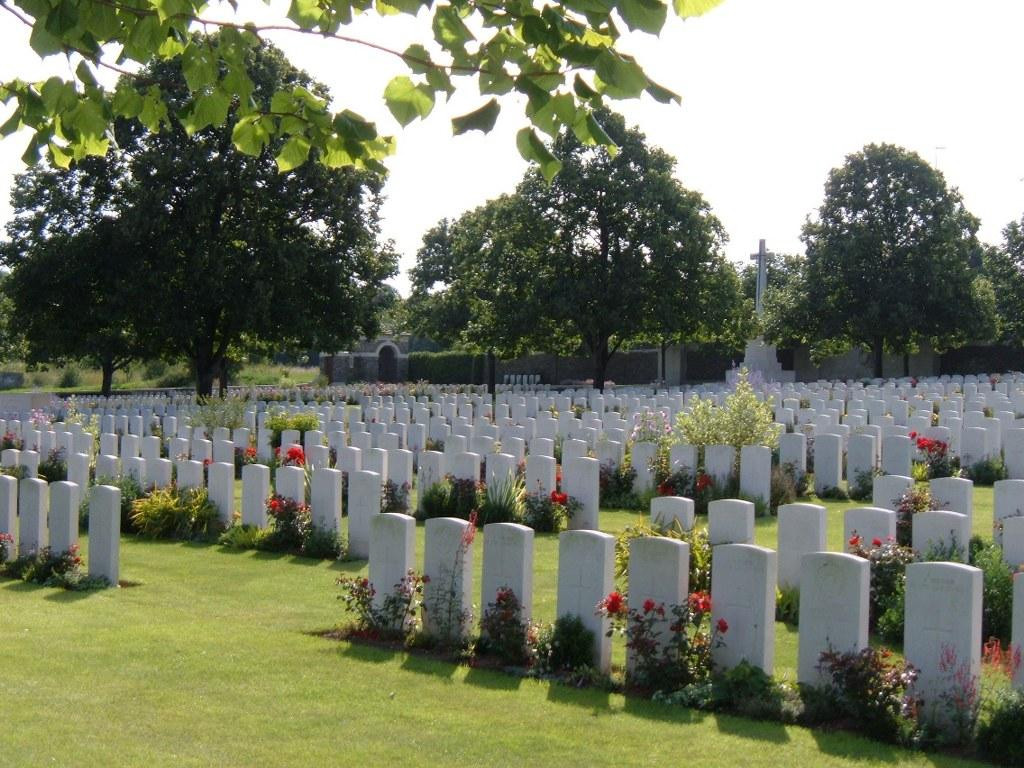 Loos British Cemetery景点图片