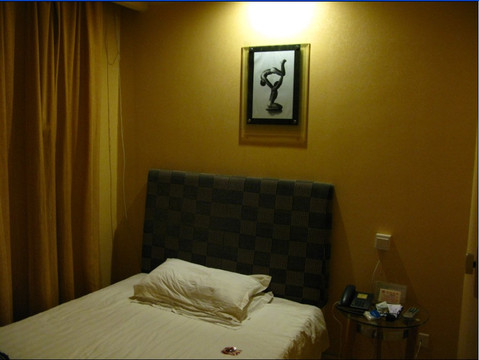 一百假日酒店主图