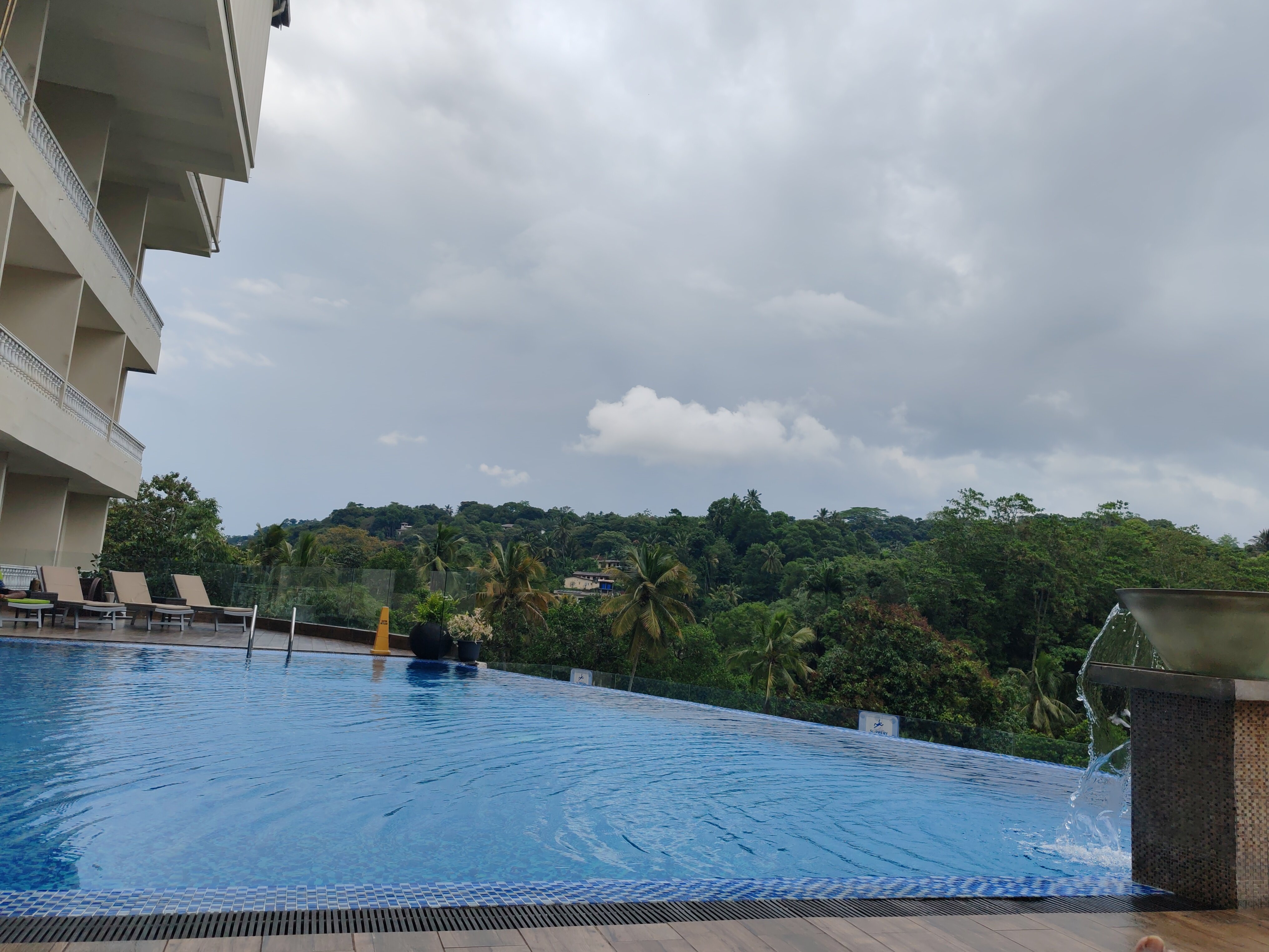 The Golden Crown Hotel-泳池