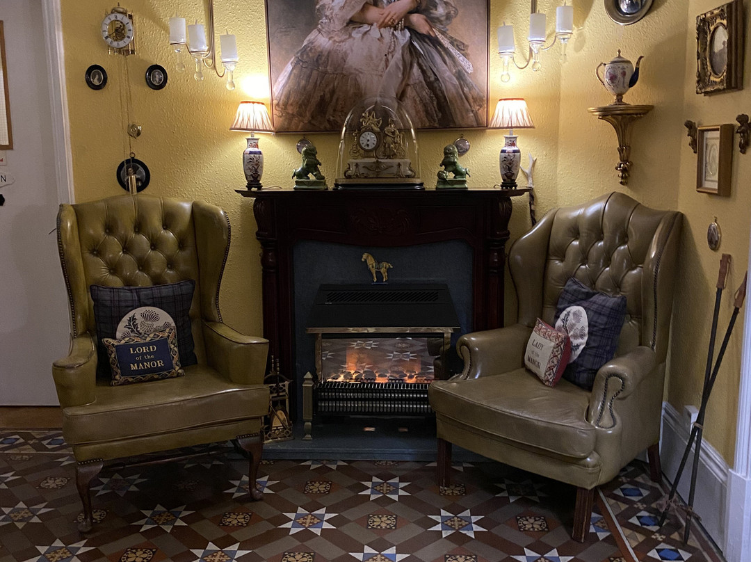 Holywell House主图