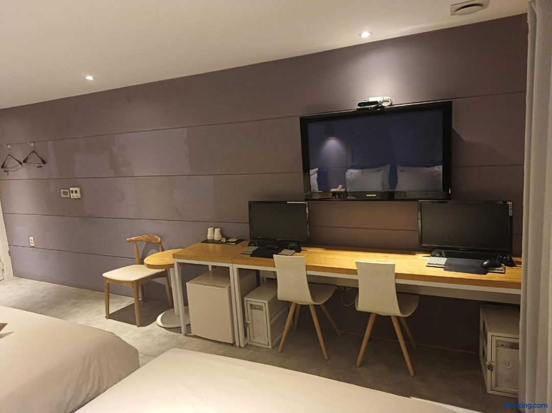 Hotel Yaja - Hwajeong Station