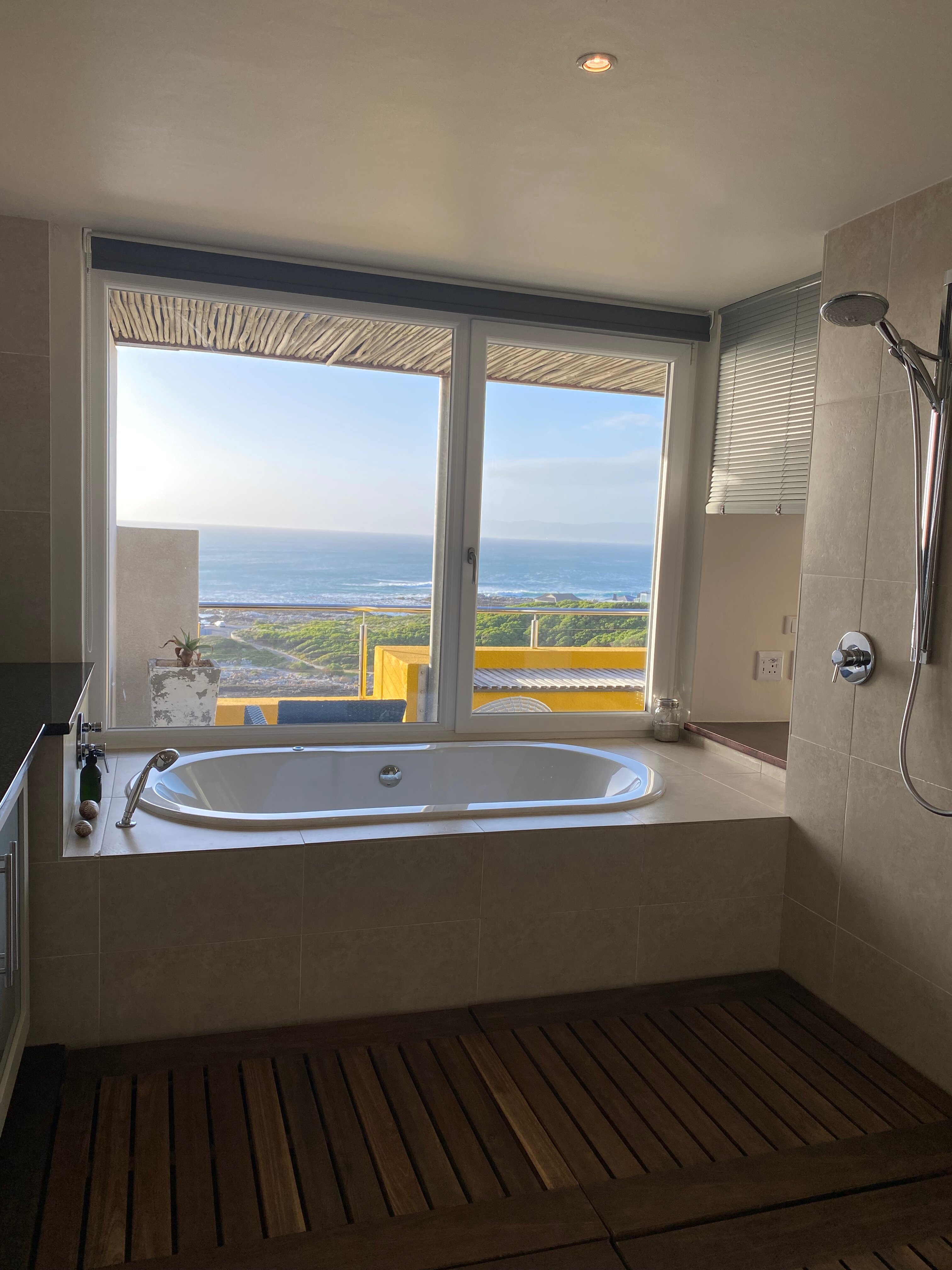 Crayfish Lodge Sea & Country Guest House-浴室