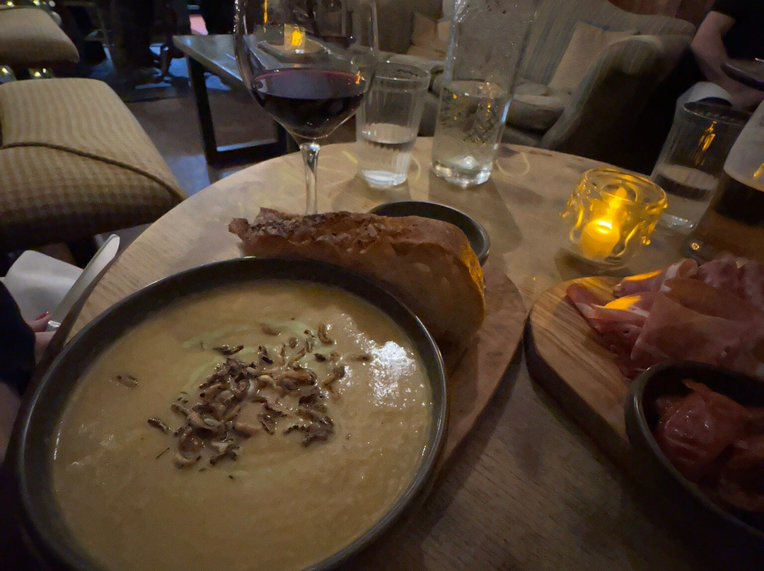 兔子与猎狗酒店主图