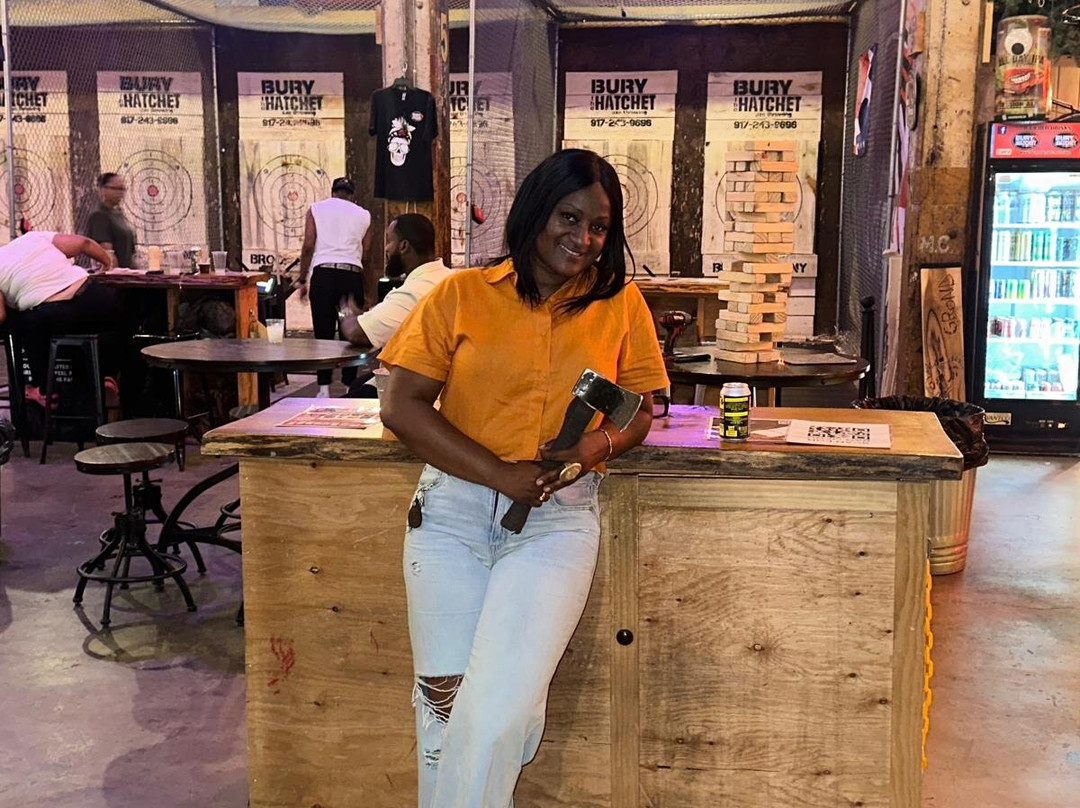 Bury the Hatchet Brooklyn - Axe Throwing-布鲁克林必去景点