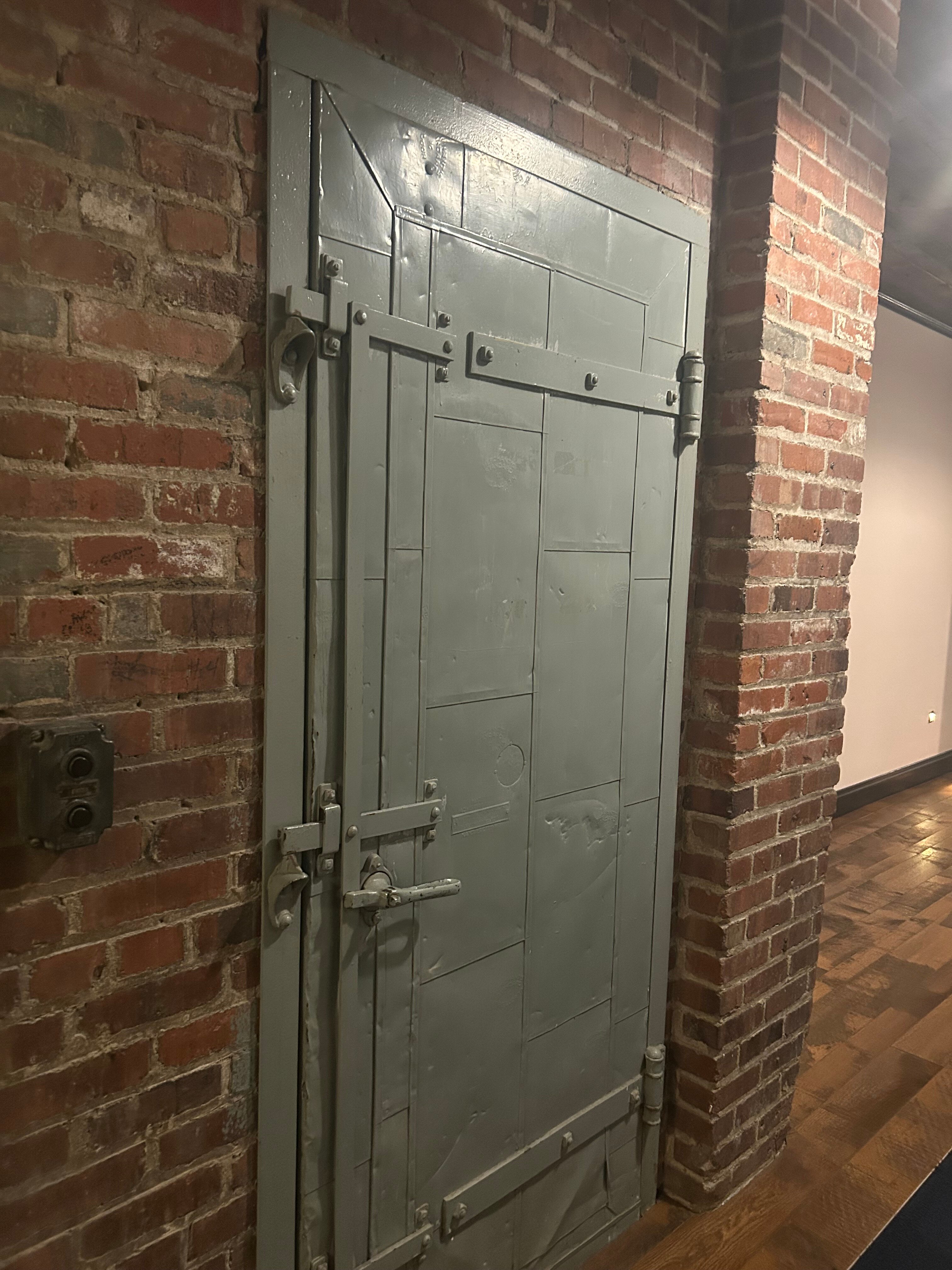 Crossroads Hotel-浴室