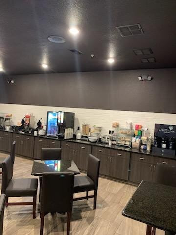 鹅卵石酒店和套房 - 国际瀑布-餐饮