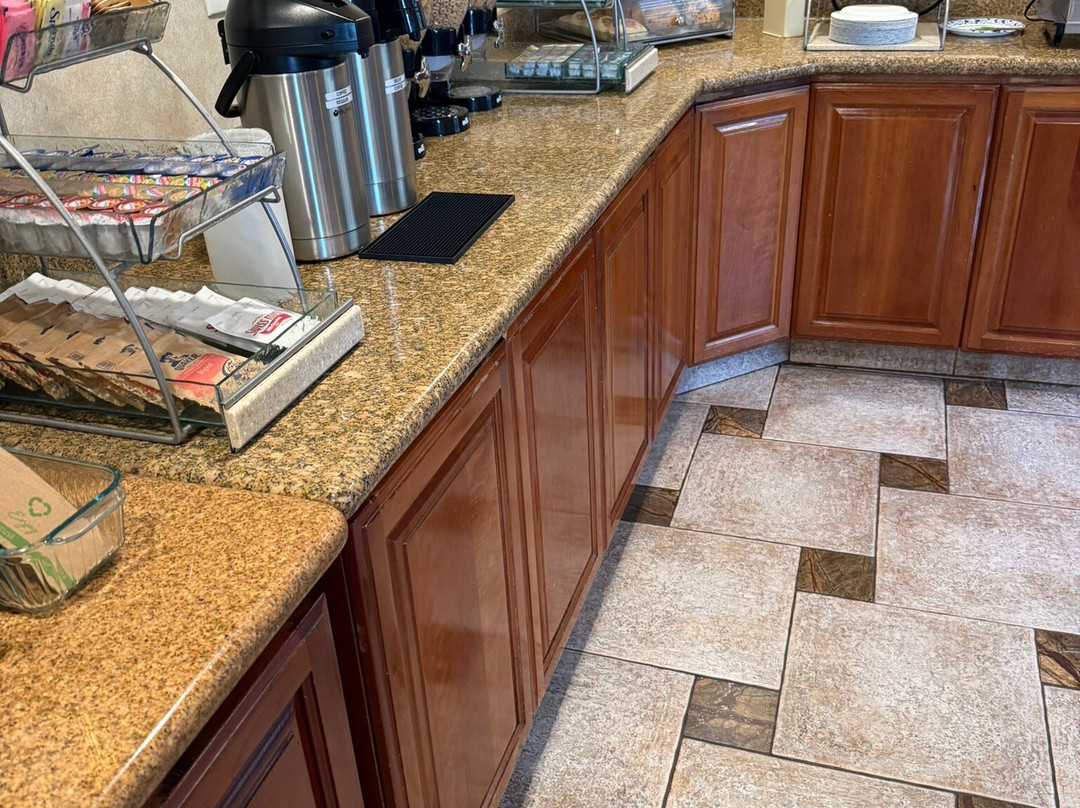 阿瑟顿公园旅馆及套房酒店主图