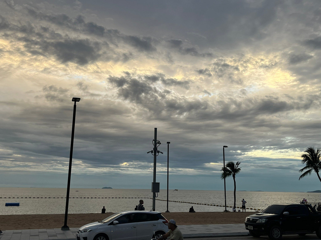 中天海滩夜市-芭堤雅必去景点