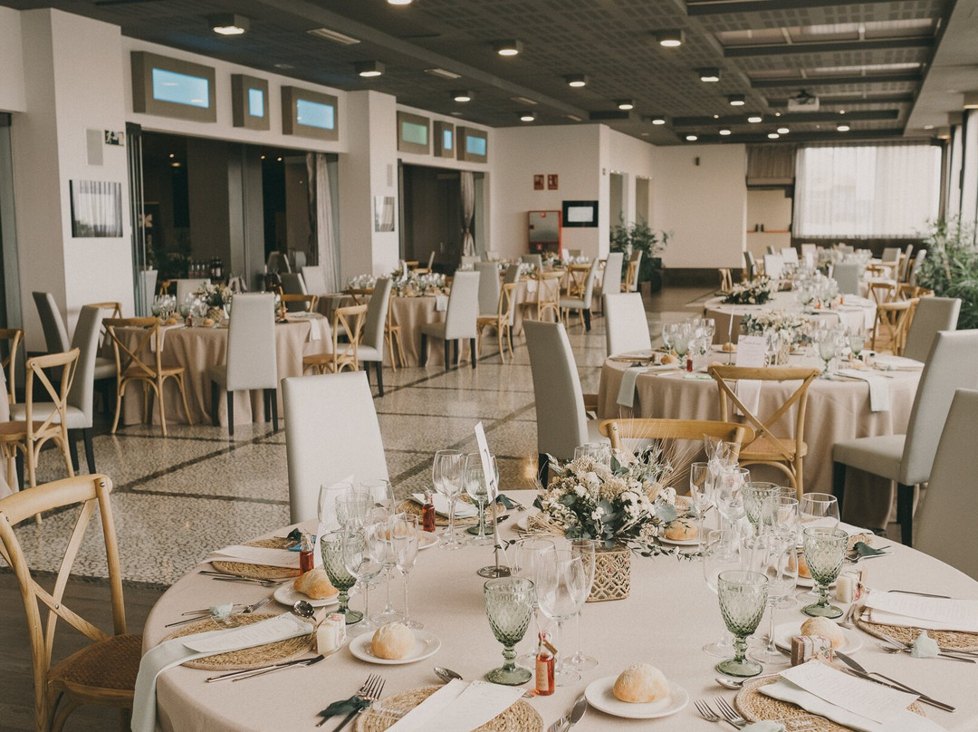 鲁纳德格拉纳达服务大酒店主图