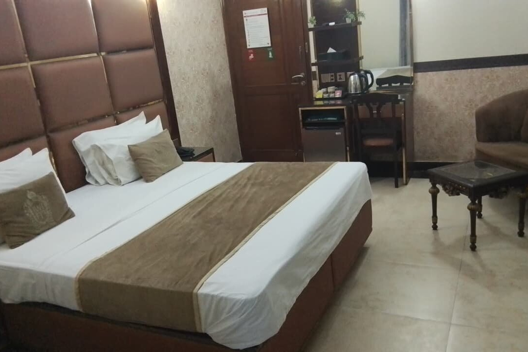 Orchid Inn By WI主图