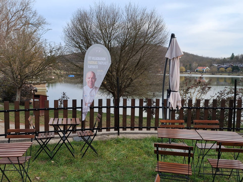 Regan Fagylaltozo, Bank