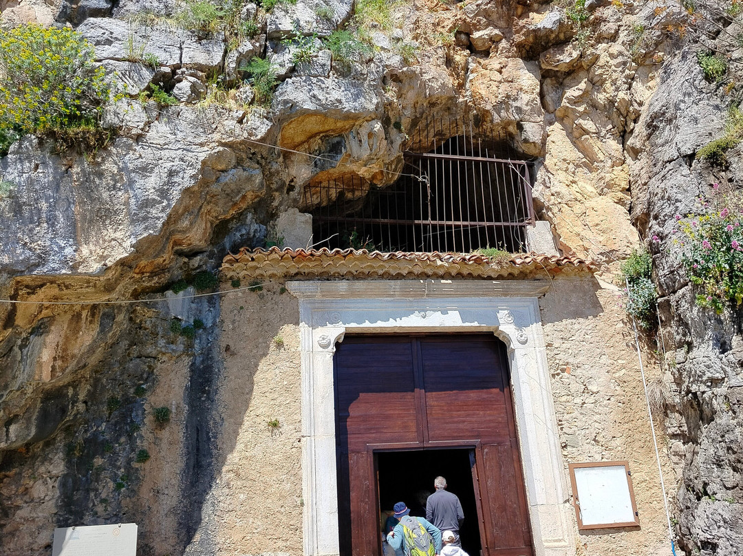 Grotta del Santuario di San Michele Arcangelo-Sant'Angelo a Fasanella必去景点