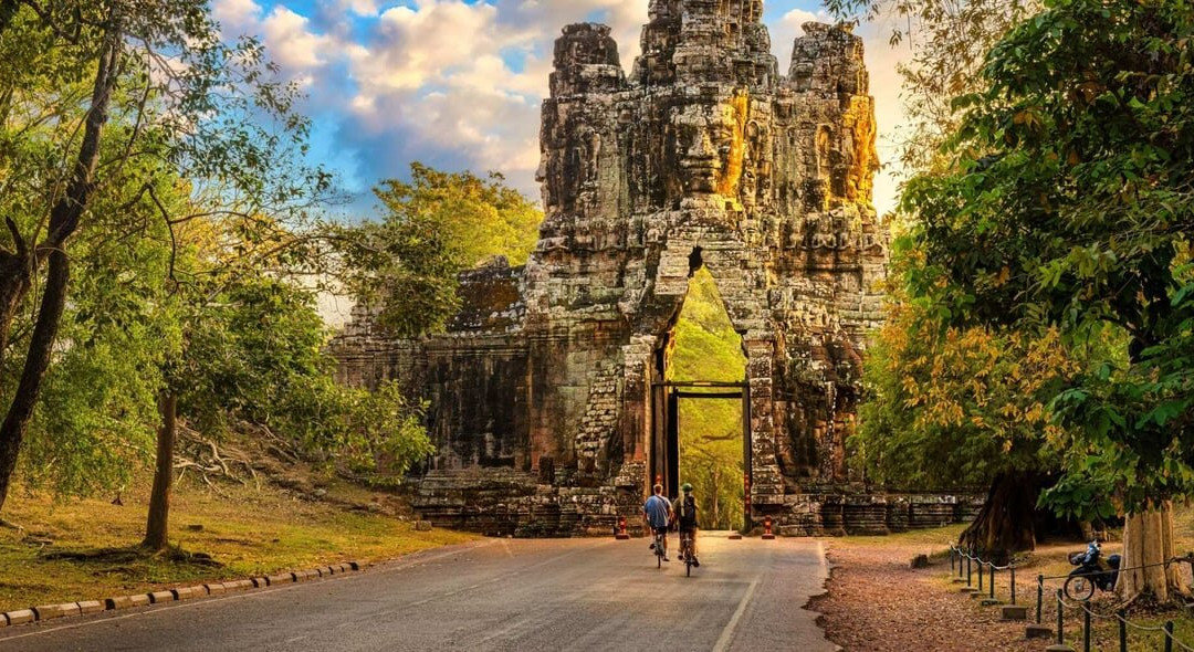 Battambang Tuk Tuk Tours with Him Heng-暹粒必去景点