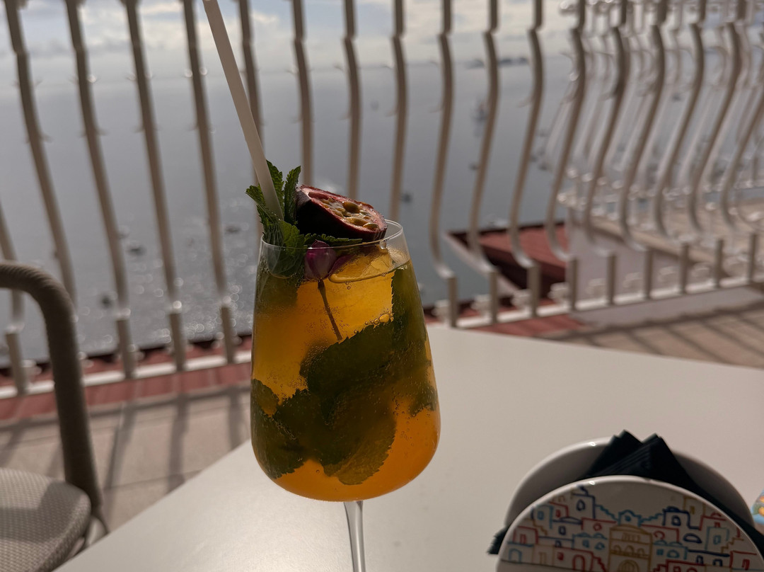 伊登洛克套房酒店主图
