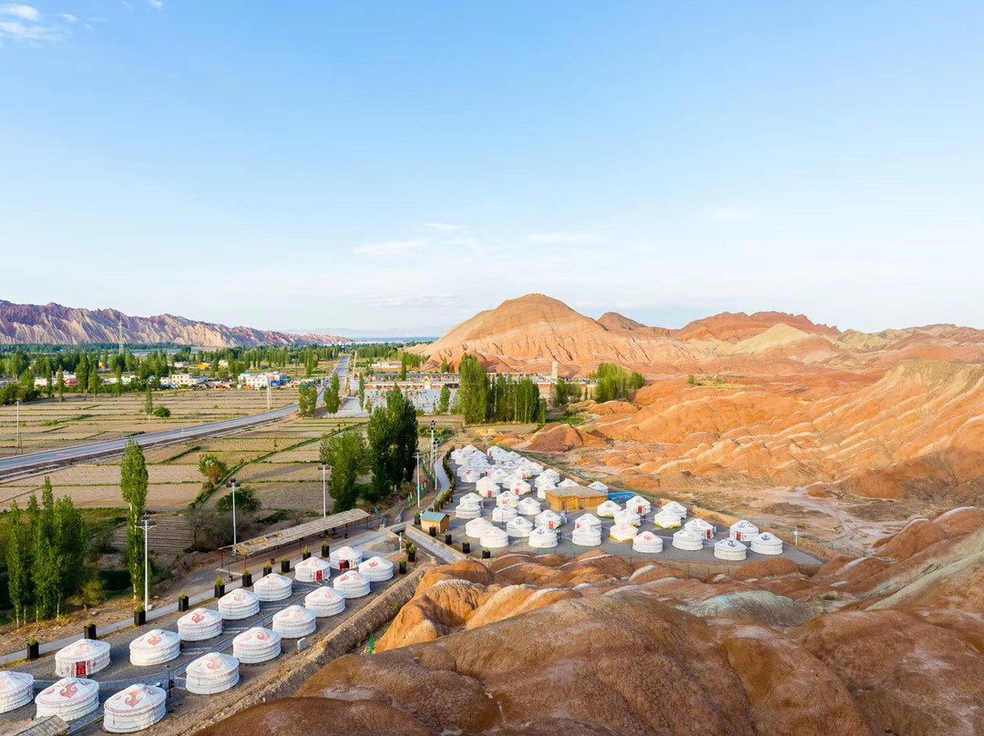 靠山大营丹霞自驾游休闲山庄