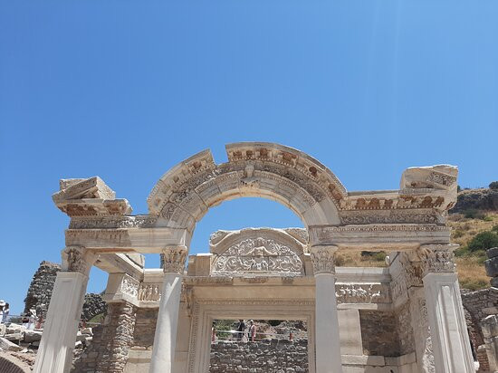 Temple of Hadrian景点图片