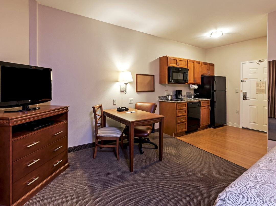 贝敦烛木套房酒店主图