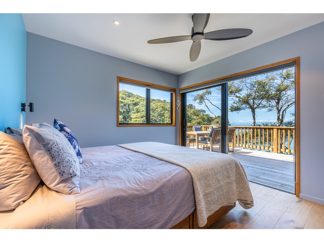 Moonraker House at Split Apple Rock主图