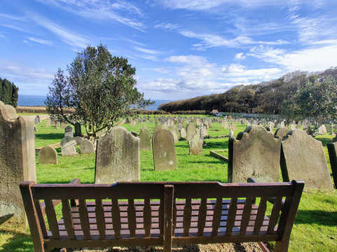 Church of St Oswald & Viking Grave Stones-Lythe必去景点