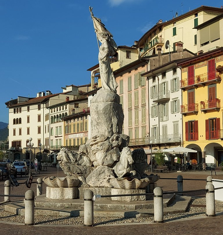 Case Piazza XIII Martiri景点图片