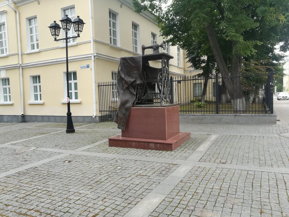 Monument to the Sewing Machine Zinger景点图片