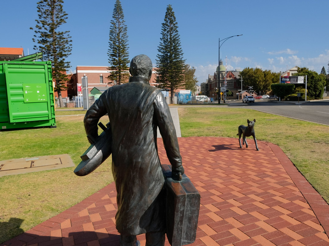 Statue of Man & Dog景点图片