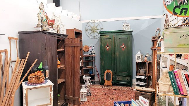 Golden Antiques and Treasures景点图片