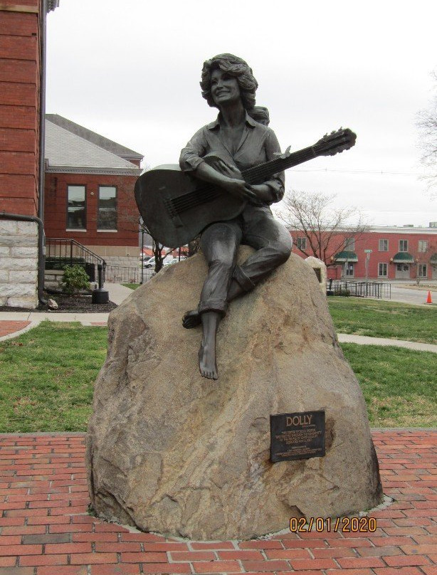 Dolly Parton Statue景点图片