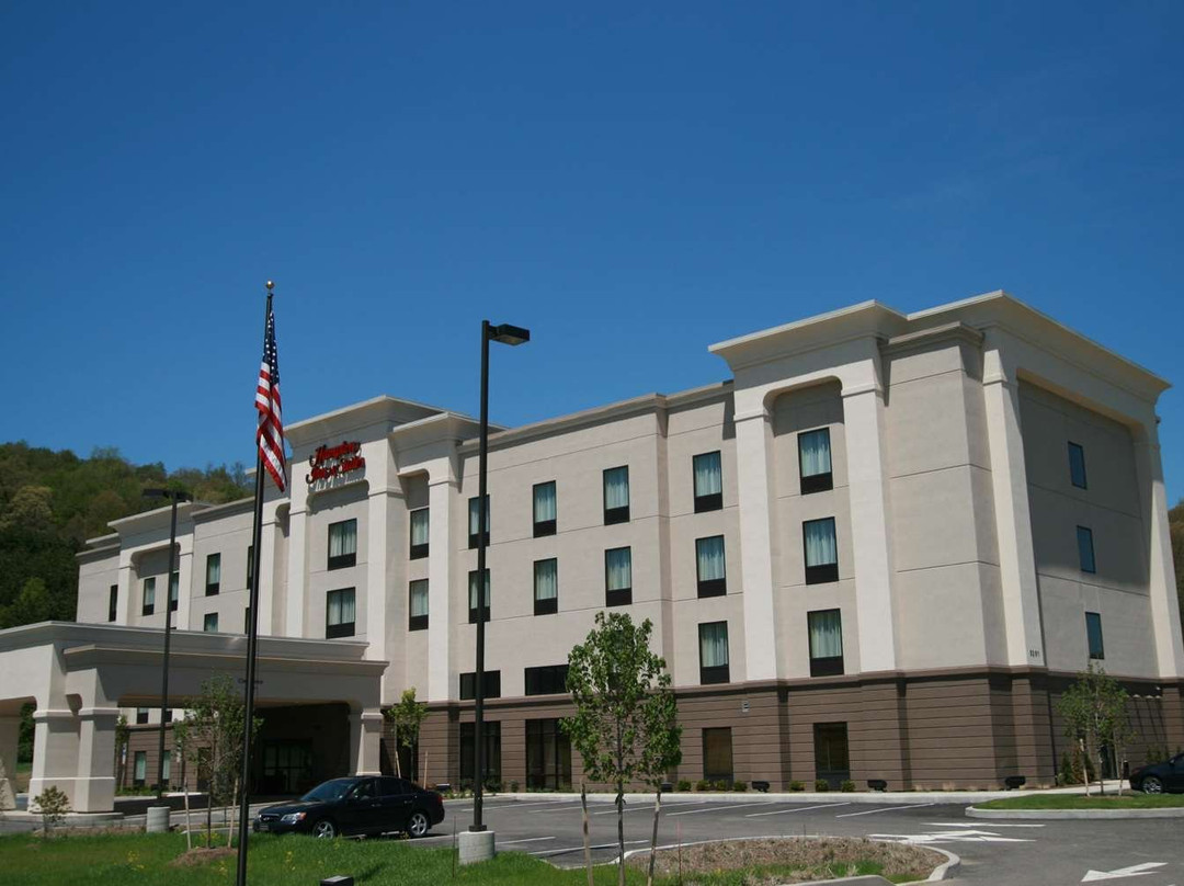 Hampton Inn & Suites Warren主图