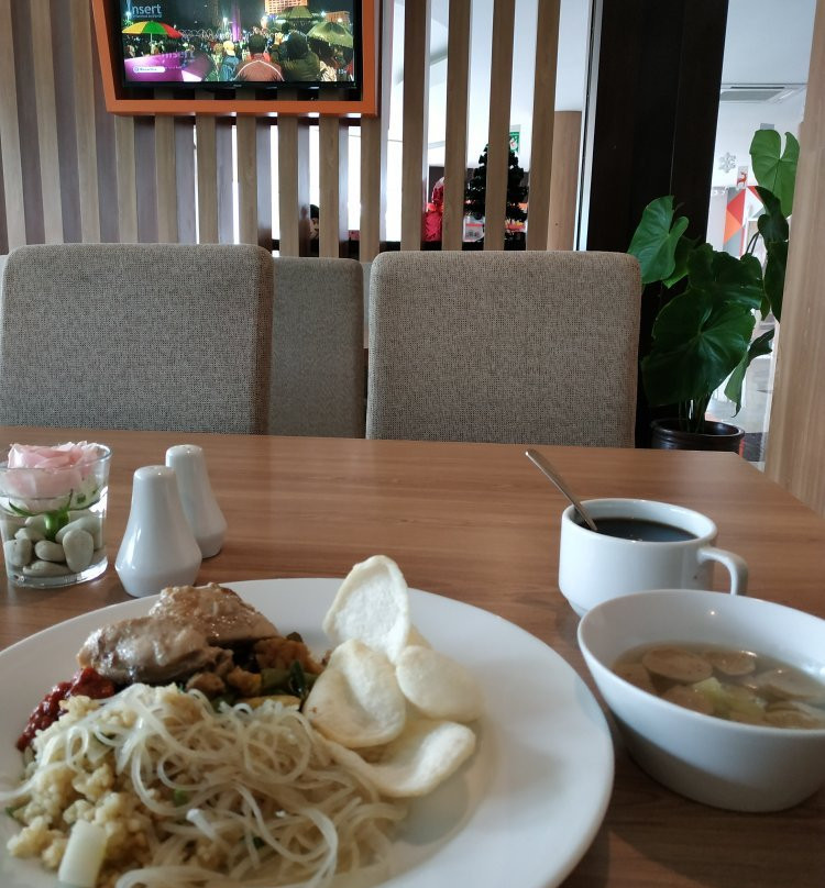 Front One Hotel Airport Solo主图