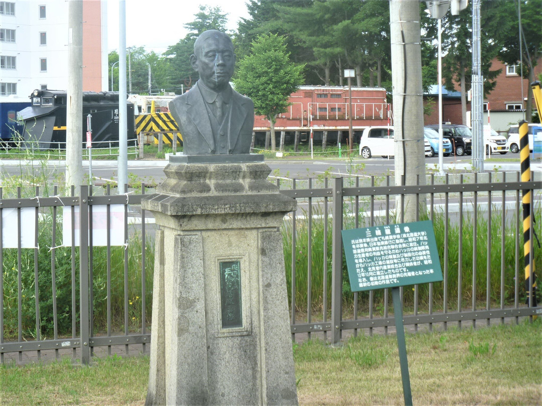 Statue of Miwa Ryuyo