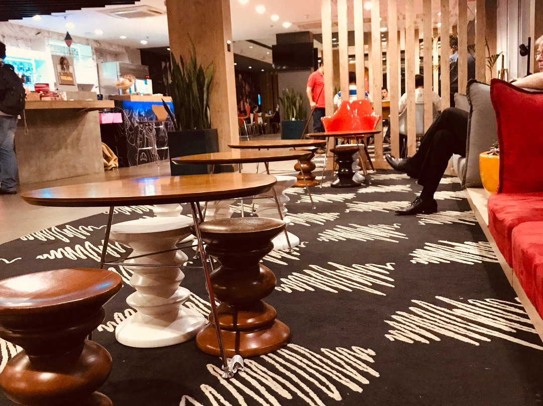 宜必思隆德里纳购物中心酒店主图