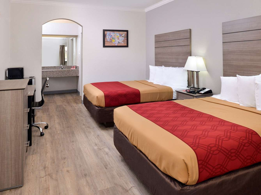 Econo Lodge Inn & Suites Port Arthur Near Sabine Pass主图