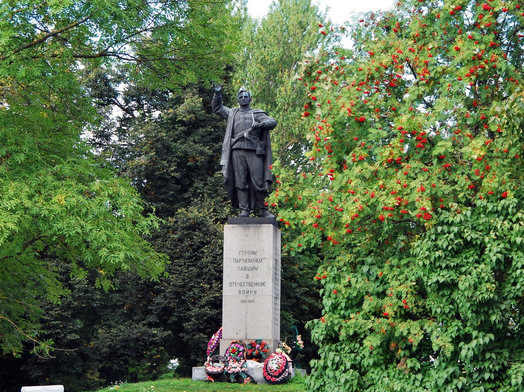 Monument to Heroes-Partisans and Undergrounders景点图片