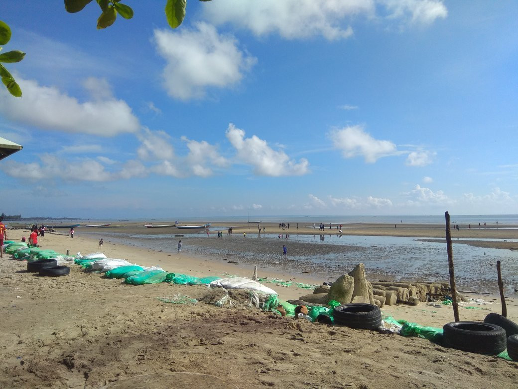 Binalatung Beach景点图片
