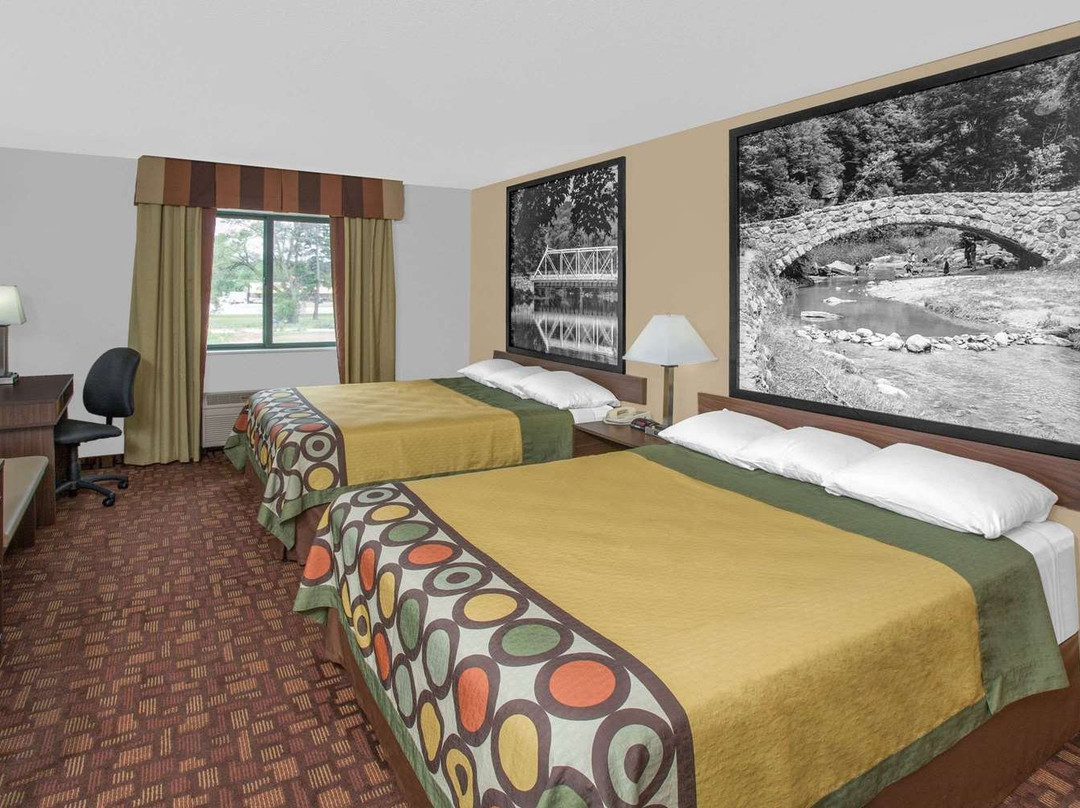 Super 8 by Wyndham Three Rivers主图