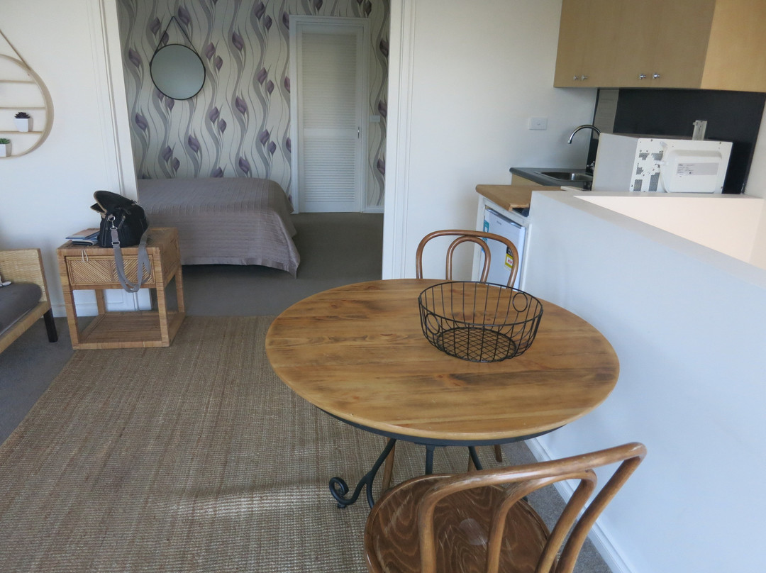 By The Seaside主图