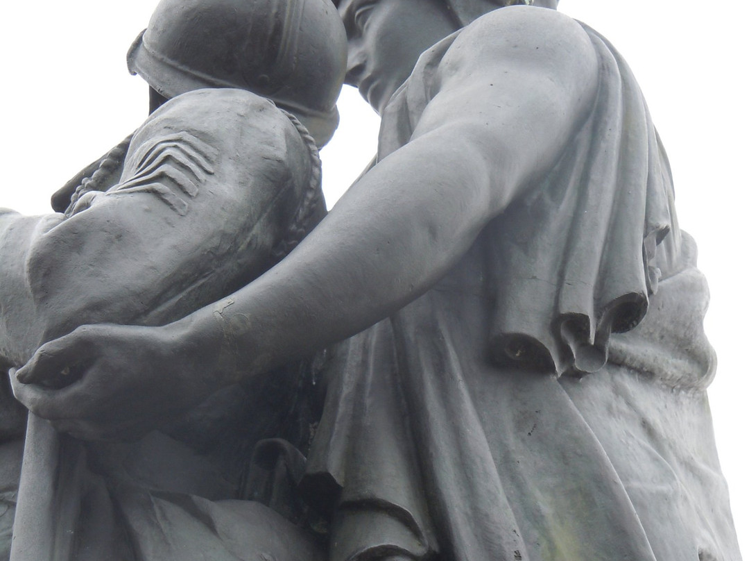 Monument aux morts – La France recevant dans ses bras un soldat blesse-Villemomble必去景点