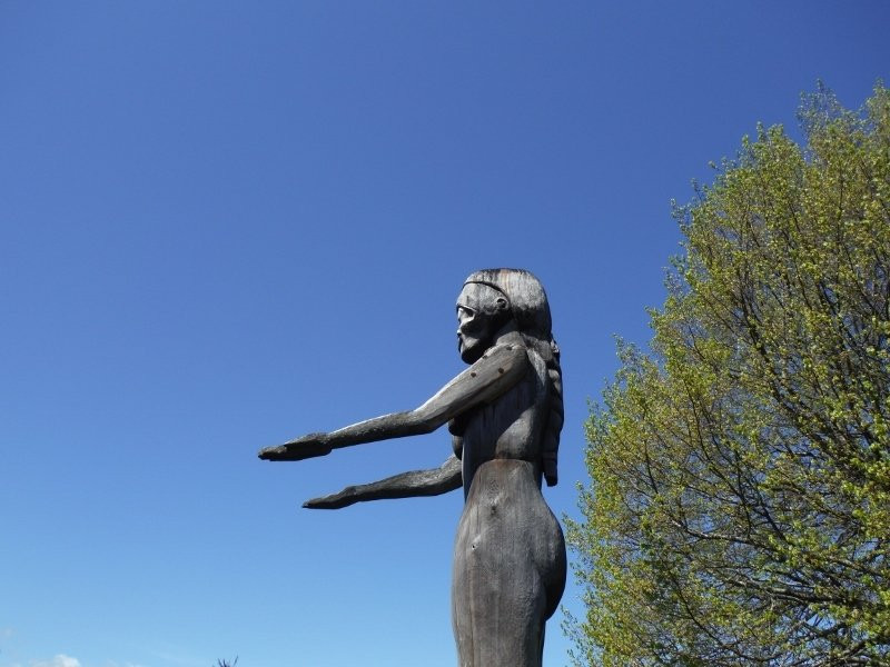 Nuu-Chah-Nulth Whaling Canoe Sculpture景点图片